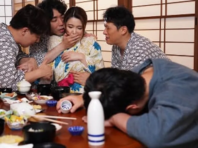 đưa cô vợ đi suối nước nóng, anh xã không biết người vợ bị người khác địt sấp mặt